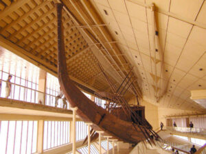 Barque funéraire de Khéops reconstituée à Guizeh.