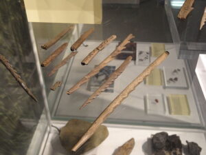 Pointes de lances en os provenant de Star Carr, Yorkshire Museum. Credits : Jonathan Cardy, CC by SA 3.0.