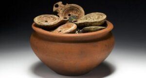 Le pot rempli de lampes à huile. Credit : département d'archéologie du canton d'Argovie.