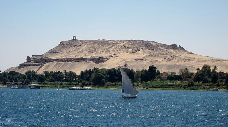 Assouan, colline du vent vue du Nil