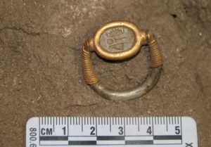 bague-or-tombe-26-île-de-sai-nubie