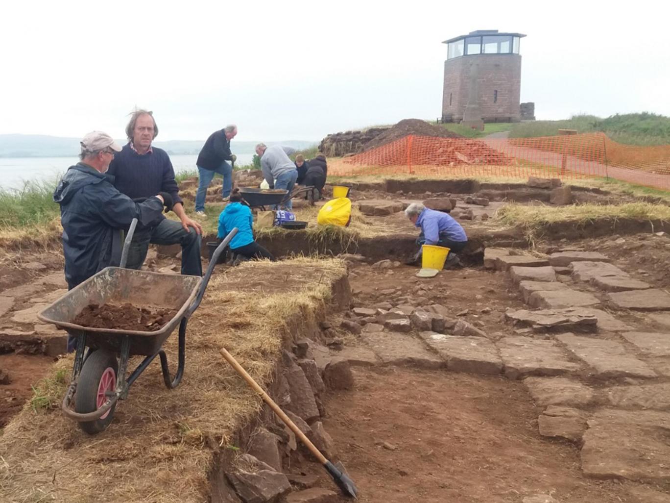 fouilles-église-lindisfarne-northumberland-angleterre