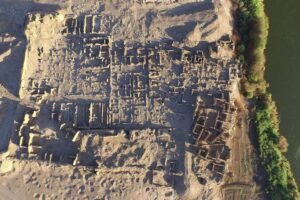 Vue aérienne des vestiges de la ville pharaonique sur l'île de Saï.