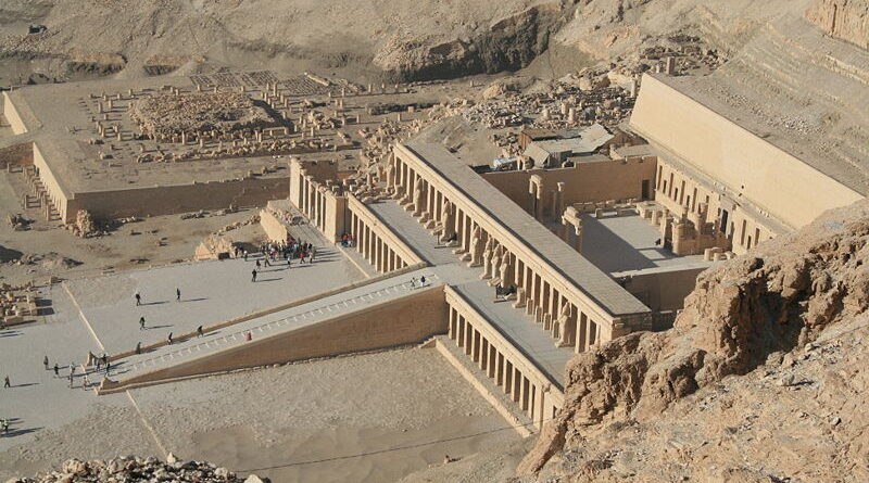 Vue du temple funéraire d'Hatchepsout à Deir el-Bahari