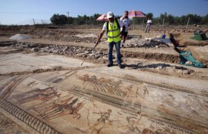 Mosaïque romaine représentant une course de char découverte à Chypre