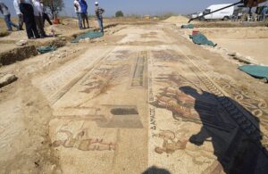 Mosaïque romaine représentant une course de char découverte à Chypre