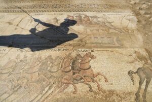 Mosaïque romaine représentant une course de char découverte à Chypre
