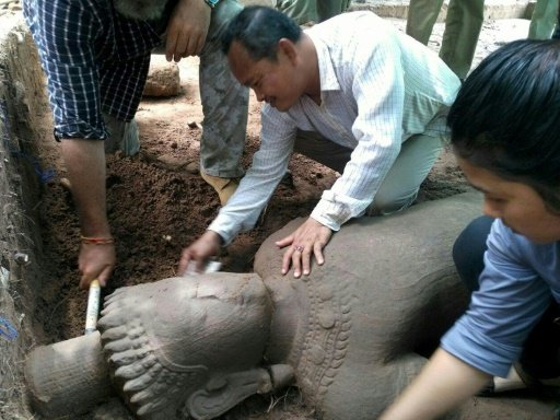 Découverte d'une statue à Angkor sur le site d'un ancien hôpital