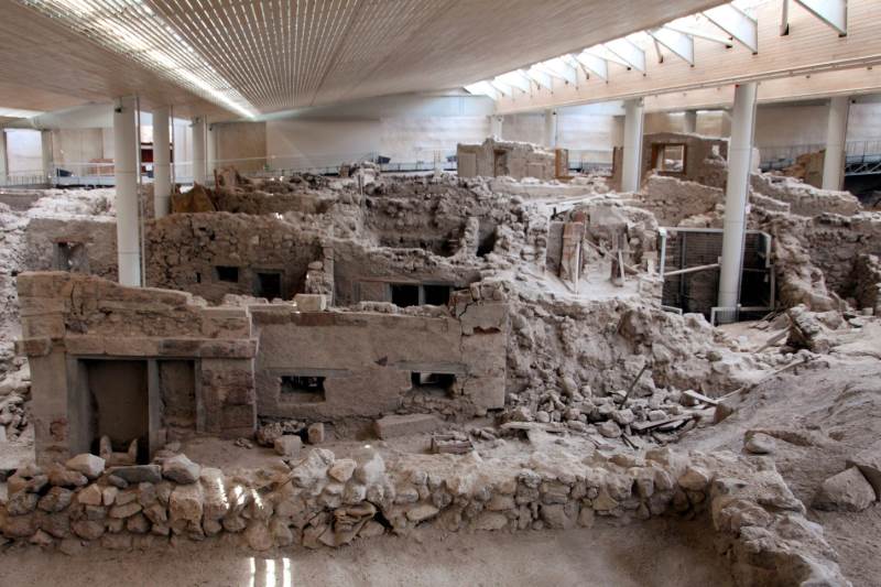 Grande découverte archéologique : la cité ensevelie d'Akrotiri à Santorin.