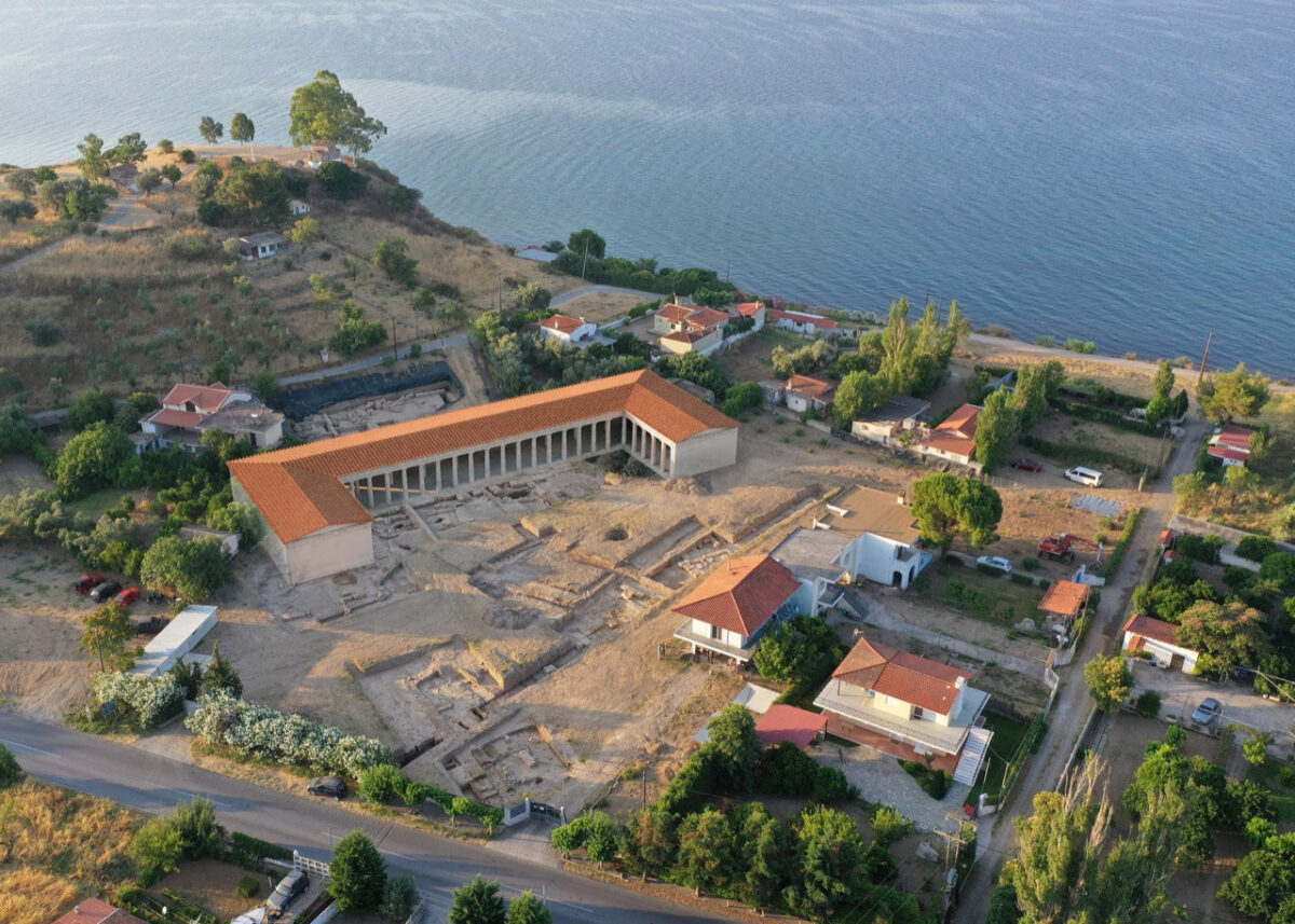 Vue du site des fouilles avec reconstitution supposée de la stoa.