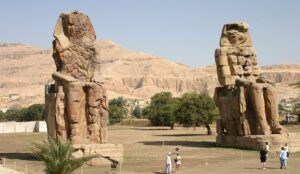 Les colosses de Memnon, vestige du temple funéraire du pharaon Aménophis III