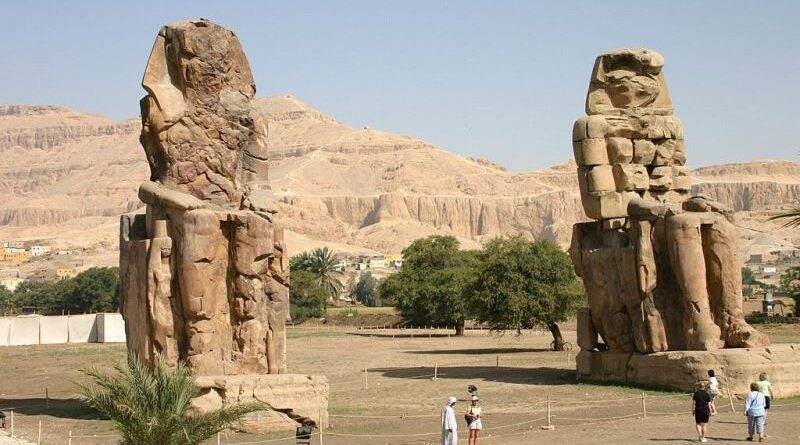 Les colosses de Memnon, vestige du temple funéraire du pharaon Aménophis III
