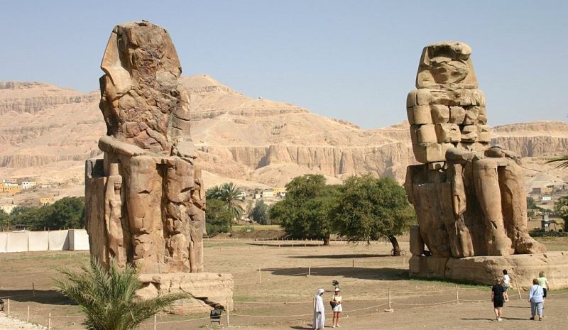 colosses memnon temple funeraire aménophis III