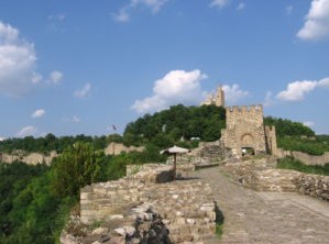 entree-citadelle-tsars-bulgares.jpg