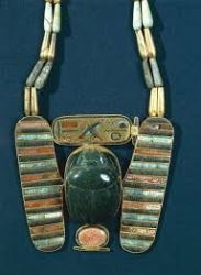 Pectoral scarabée ailé, trésor de Psousennes, Tanis