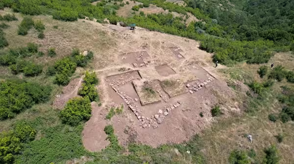 Vue aérienne des fouilles archéologiques polonaises sur le site probable de la cité antique de Bassania
