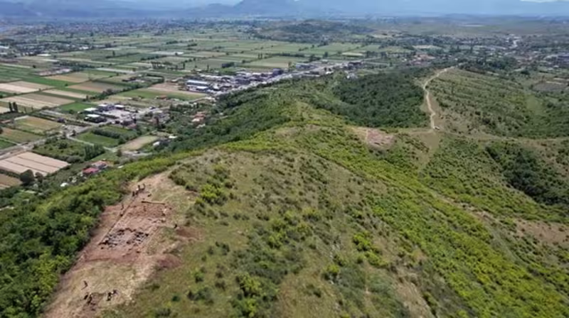 Vue aérienne du possible site archéologique de la city illyrienne de Bassana en Albanie