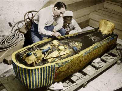 Découverte de la tombe de Toutankhamon, Howard Carter examine le sarcophage du pharaon