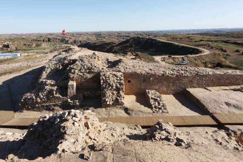 Les vestiges des impressionnantes fortifications de Shimao, une ville néolithique de Chine