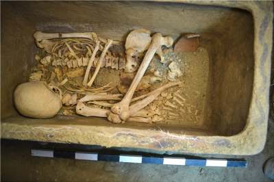 squelette-tombe-minoen-tardif-crete
