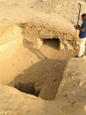 Fosse résultant d'un pillage, nécropole de Licht en Egypte