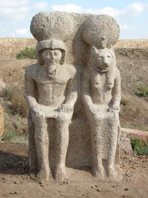 statue Ramsès II et Ouadjet à Bouto
