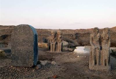 Stèle et statues du site archéologique de Bouto
