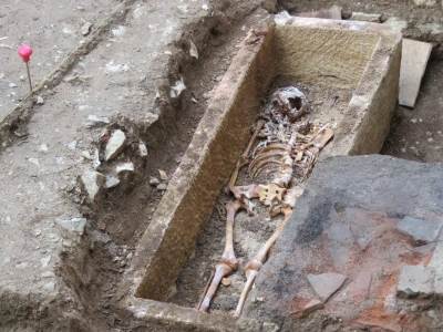 ossements-sarcophage-merovingien-cahors
