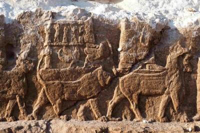 Sculpture rupestre assyrienne près de Mossoul en Irak
