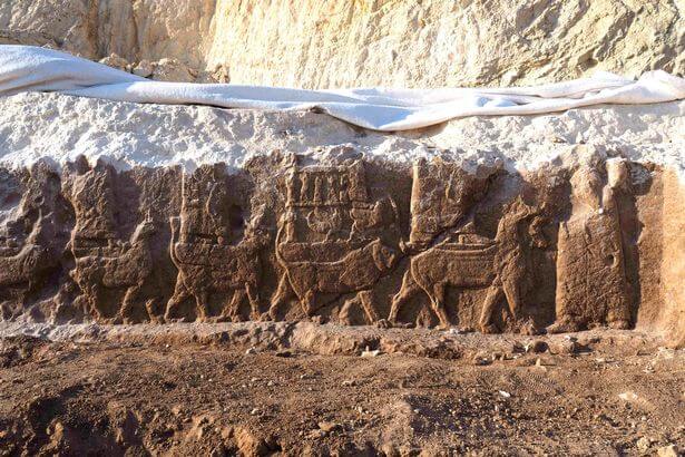 Bas-relief rupestre assyrien découverte en Irak