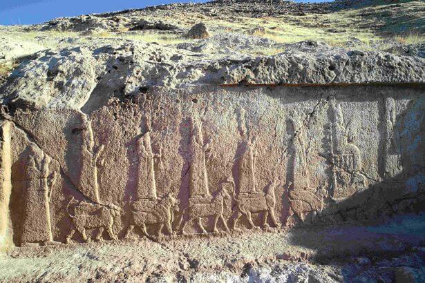 sculptures-rupestres-assyriennes-faidah-mossoul-irak