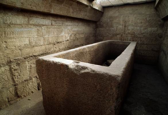 Sarcophage du pharaon Shoshenq III dans sa tombe de la nécropole royale de Tanis