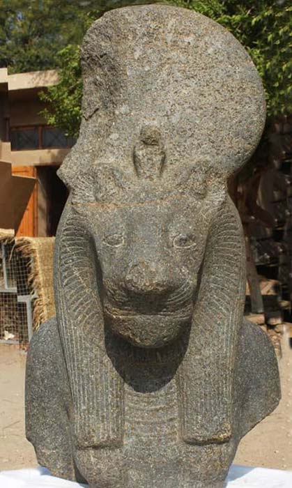 Buste d'une statue de la déesse Sekhmet, temple funéraire d'Amenhotep III