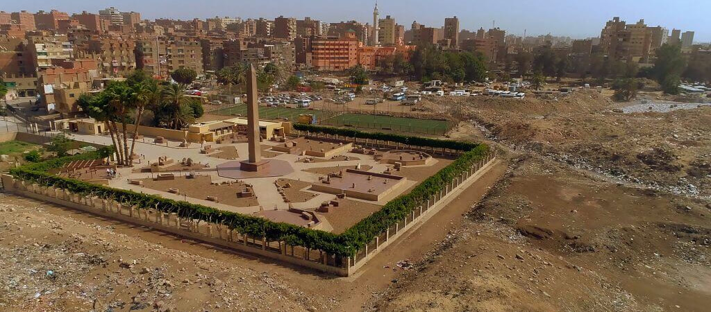 Obélisque et zone archéologique de la cité du soleil d'Héliopolis en Egypte