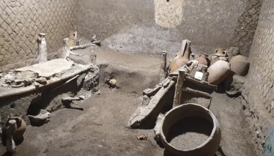 Vue du mobilier d'une chambre d'esclave fouillée dans une villa près de Pompéi