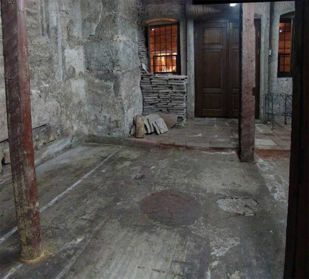 Découverte de l'archéologie à Sainte-Sophie, le disque de porphyre.