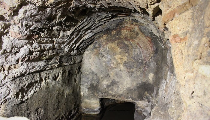 Découverte archéologique d'une église byzantine souterraine à Istanbul.