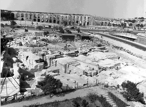 Fouilles archéologiques de l'église Saint-Polyeucte à Istanbul dans les années 60.