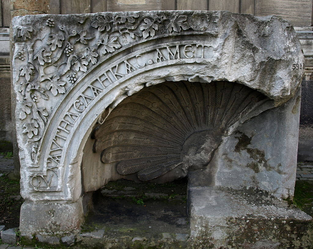 Elément architectural issu des fouilles archéologiques de l'église Saint-Polyeucte au musée archéologique d'Istanbul.