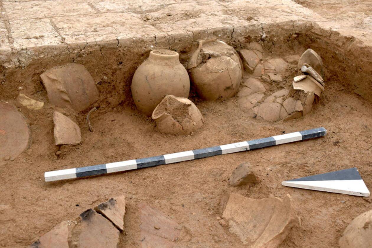 Jarres en céramique assyriennes retrouvées sur le site.
