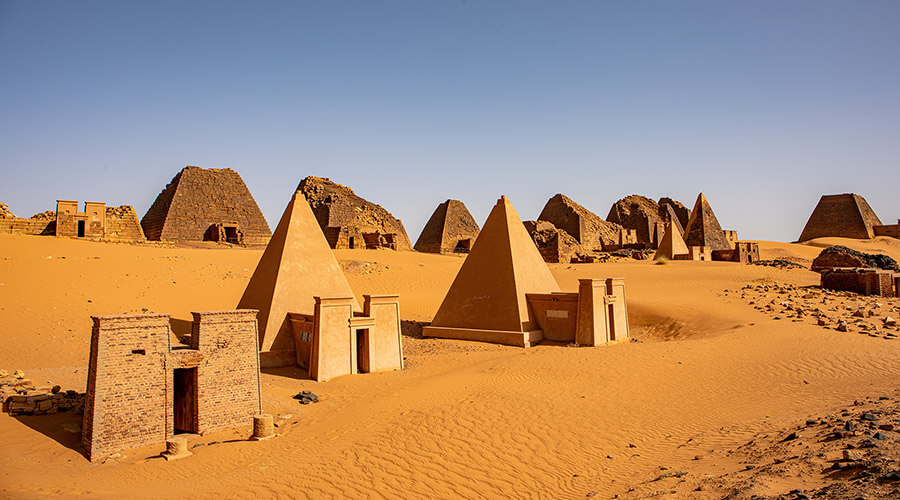 Pyramides de Méroé au Soudan, tombeaux des pharaons noirs