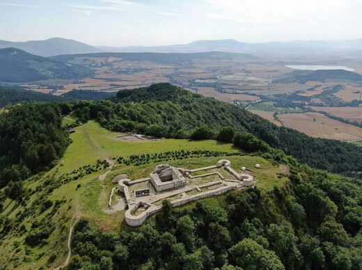 Le château médiéval édifié sur la colline surplombant le site antique d'Irulegi