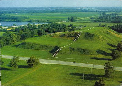 Le "Monks Mound", tertre des moines, la structure la plus importante de Cahokia.