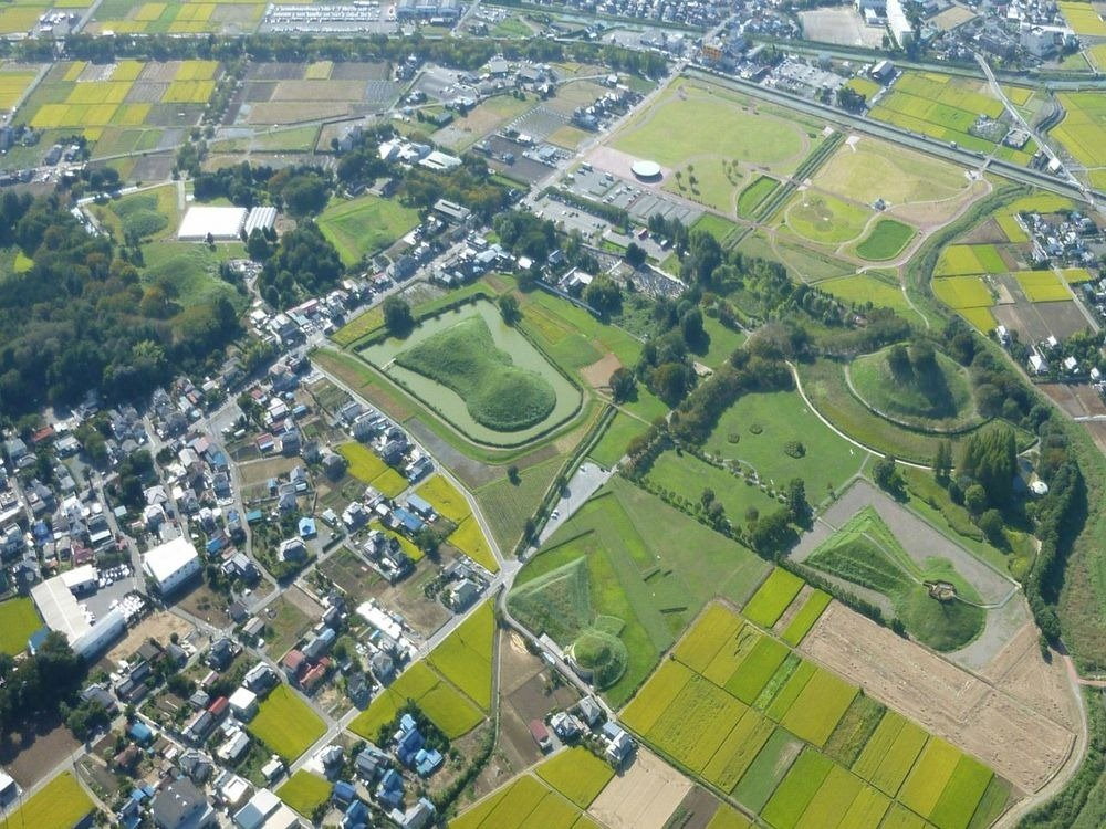 Vue aérienne de l'ensemble de kofuns de Sakutama, à Gyoda