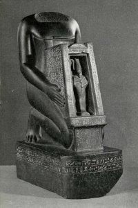 Statue de Psamtik-si-neith, vers -550, temple de Neith, aujourd'hui au Penn Museum