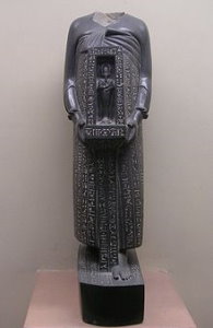 Statue du dignitaire Udjahorresnet, sanctuaire de Neith, aujourd'hui au musée du Vatican