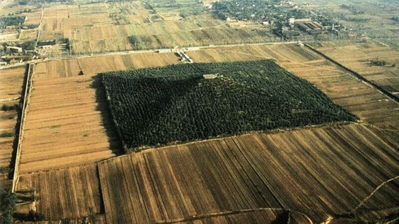 Vue aérienne ancienne du gigantesque tumulus surmontant la tombe du premier empereur de Chine.