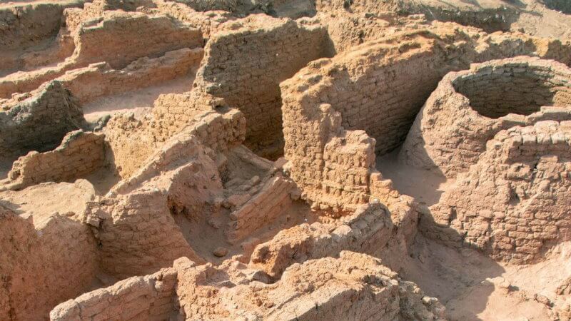 Vue des vestiges de greniers fouillés à Kom Ombo en 2022.