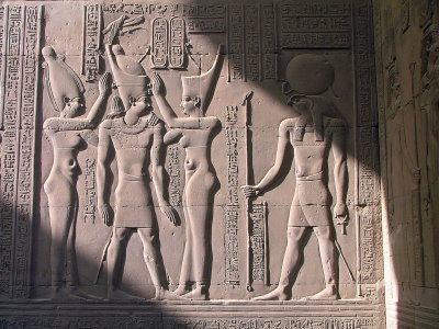 Bas-relief de Kom Ombo représentant Haroëris, le dieu faucon adoré dans le temple de cette cité.