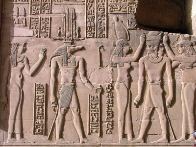 Bas-relief de Kom Ombo représentant Sobek, le dieu crocodile adoré dans le temple de cette cité.